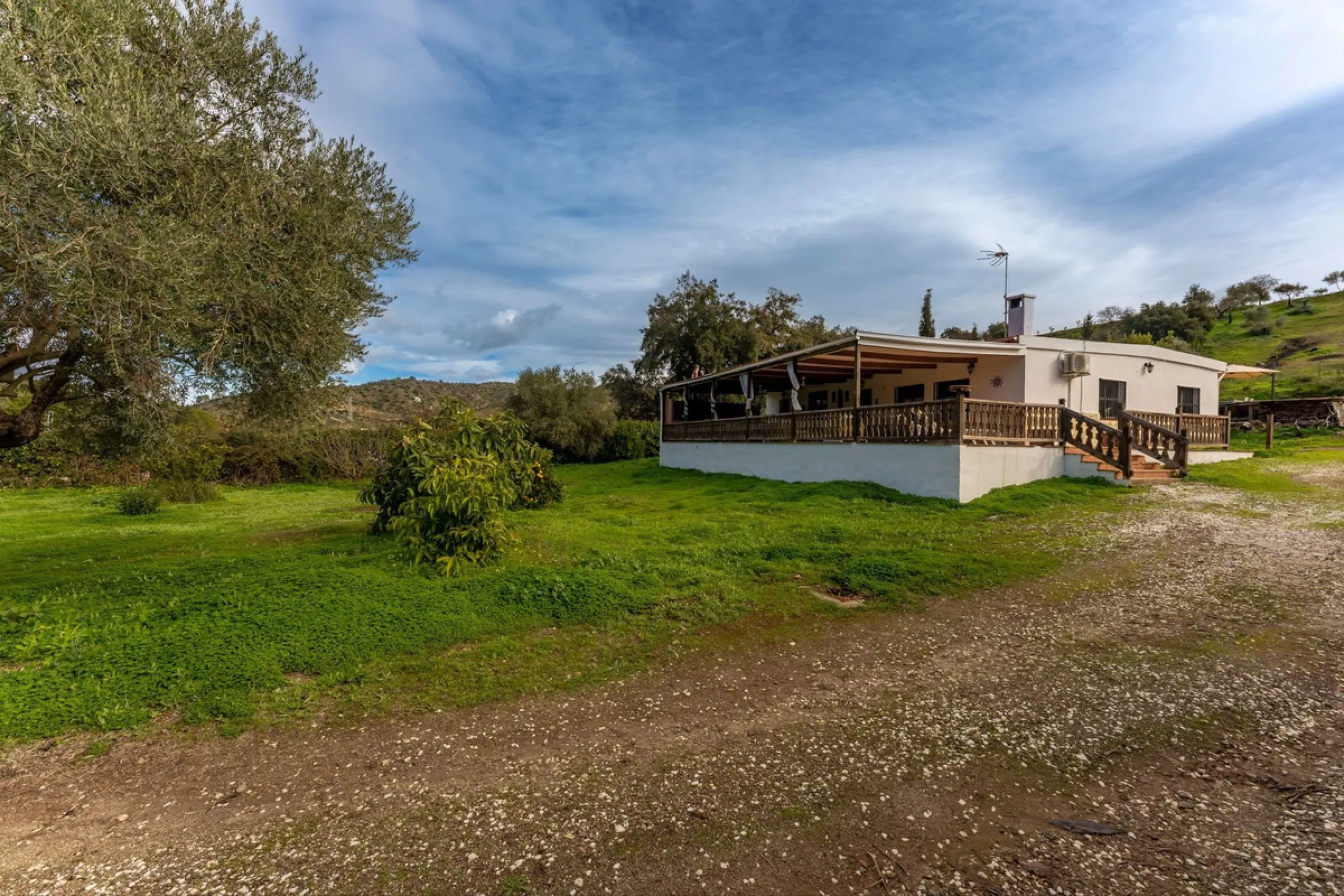 Set in a peaceful and natural environment in the countryside of Monda, this detached single-storey country home offers privacy, space, and authentic rural living, all with good access and town water. The property sits on a generous rustic plot of approx. 