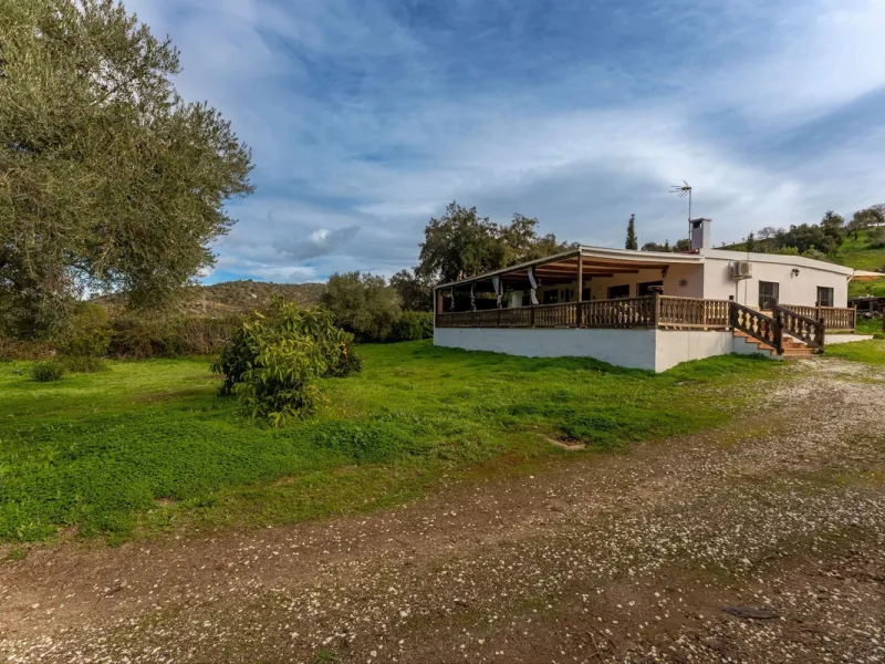 Set in a peaceful and natural environment in the countryside of Monda, this detached single-storey country home offers privacy, space, and authentic rural living, all with good access and town water. The property sits on a generous rustic plot of approx. 
