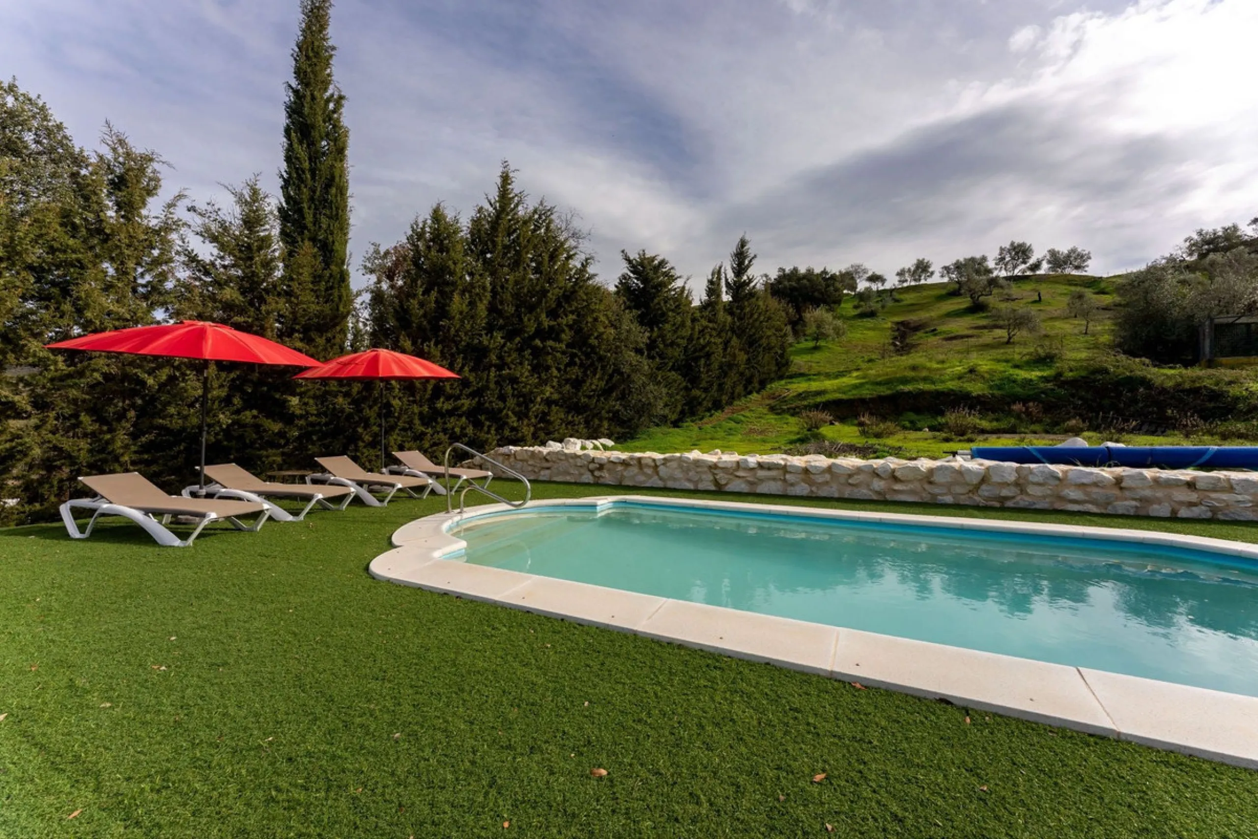 Set in a peaceful and natural environment in the countryside of Monda, this detached single-storey country home offers privacy, space, and authentic rural living, all with good access and town water. The property sits on a generous rustic plot of approx. 