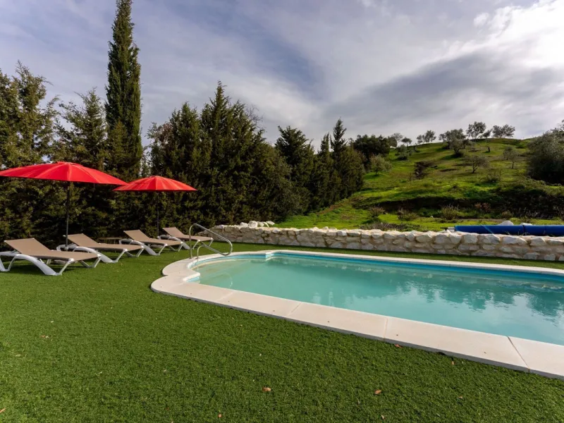 Set in a peaceful and natural environment in the countryside of Monda, this detached single-storey country home offers privacy, space, and authentic rural living, all with good access and town water. The property sits on a generous rustic plot of approx. 