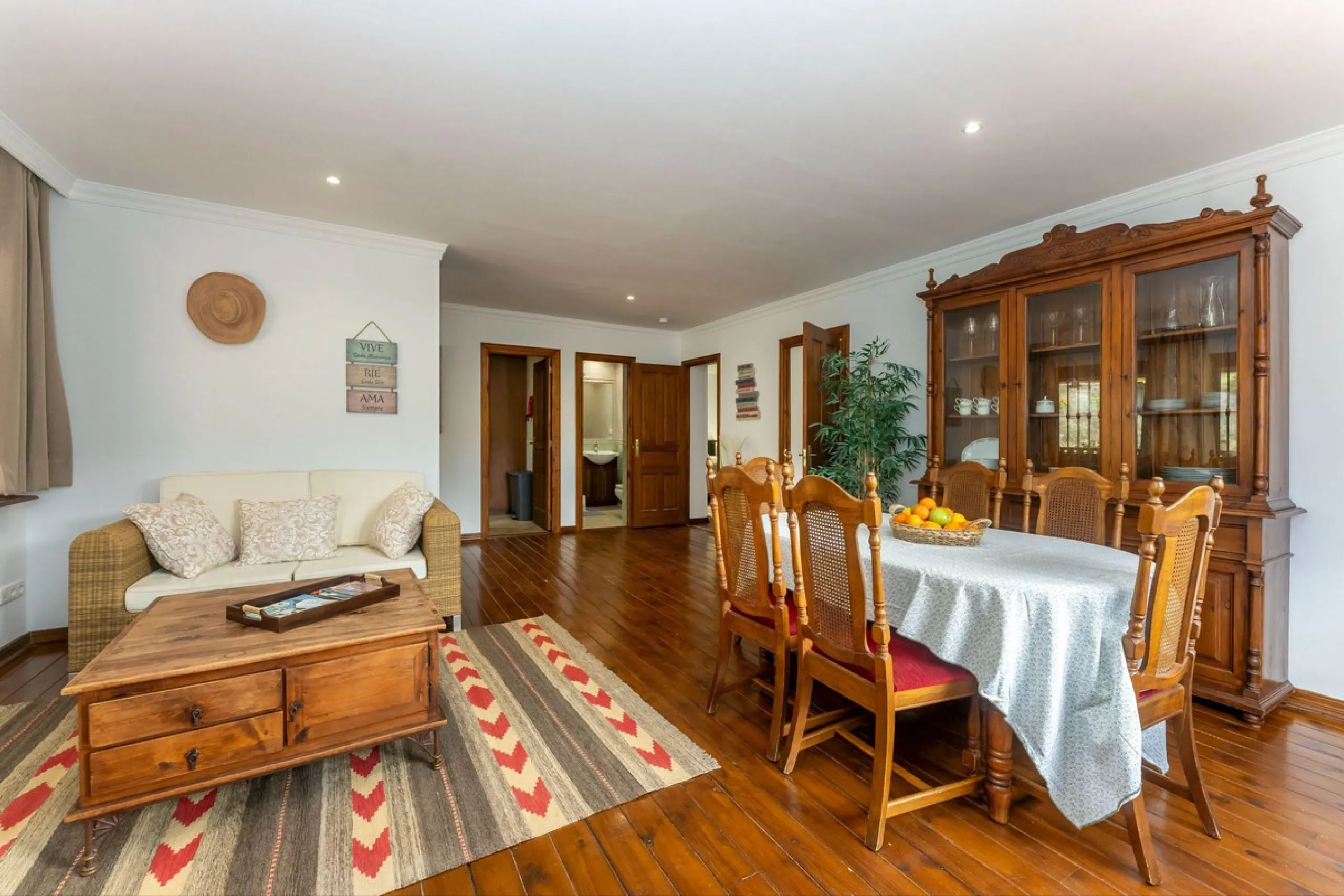 Set in a peaceful and natural environment in the countryside of Monda, this detached single-storey country home offers privacy, space, and authentic rural living, all with good access and town water. The property sits on a generous rustic plot of approx. 