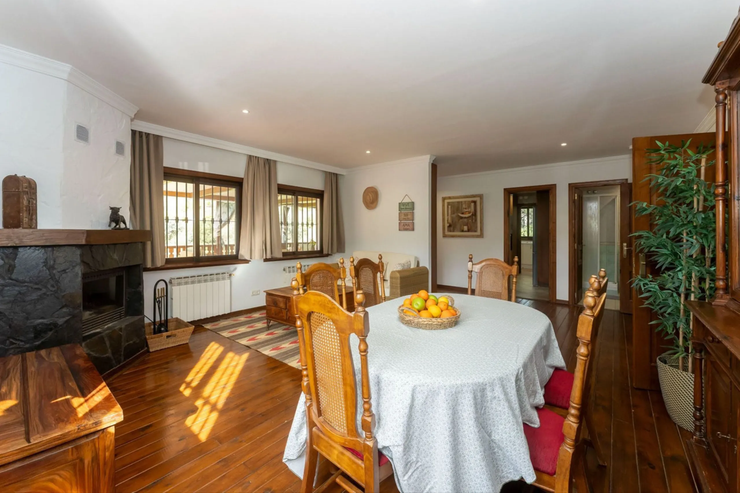 Set in a peaceful and natural environment in the countryside of Monda, this detached single-storey country home offers privacy, space, and authentic rural living, all with good access and town water. The property sits on a generous rustic plot of approx. 