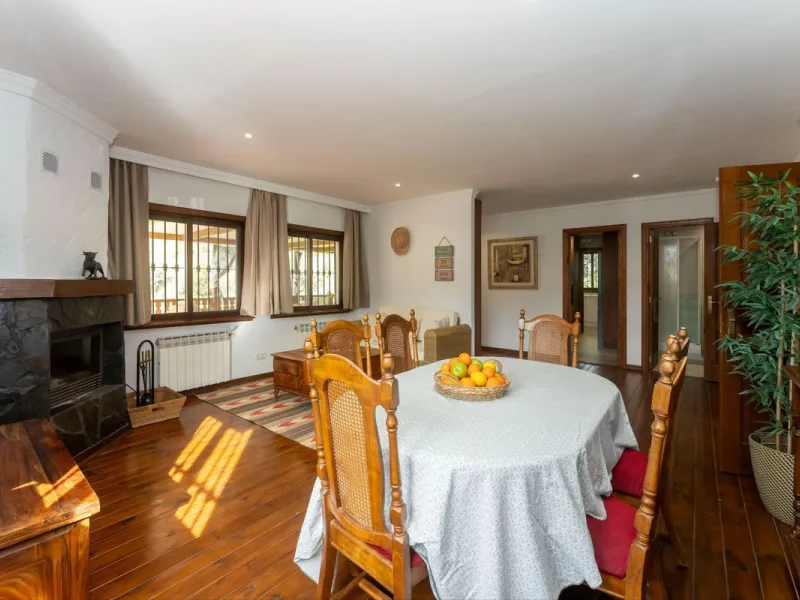 Set in a peaceful and natural environment in the countryside of Monda, this detached single-storey country home offers privacy, space, and authentic rural living, all with good access and town water. The property sits on a generous rustic plot of approx. 