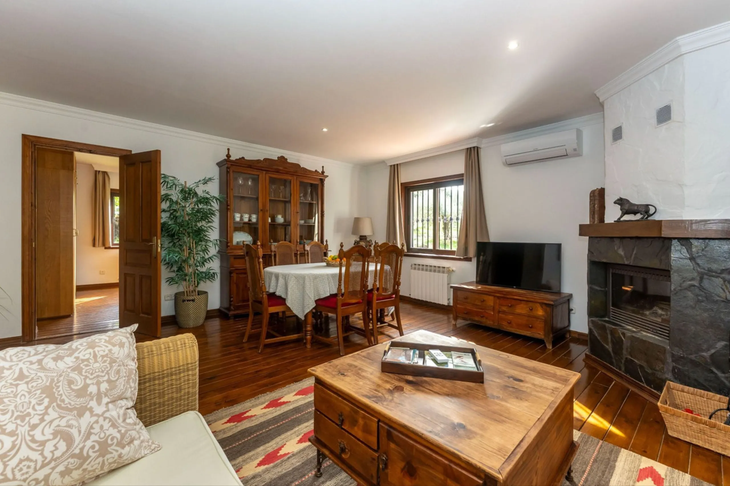 Set in a peaceful and natural environment in the countryside of Monda, this detached single-storey country home offers privacy, space, and authentic rural living, all with good access and town water. The property sits on a generous rustic plot of approx. 