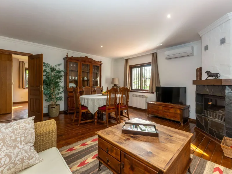 Set in a peaceful and natural environment in the countryside of Monda, this detached single-storey country home offers privacy, space, and authentic rural living, all with good access and town water. The property sits on a generous rustic plot of approx. 