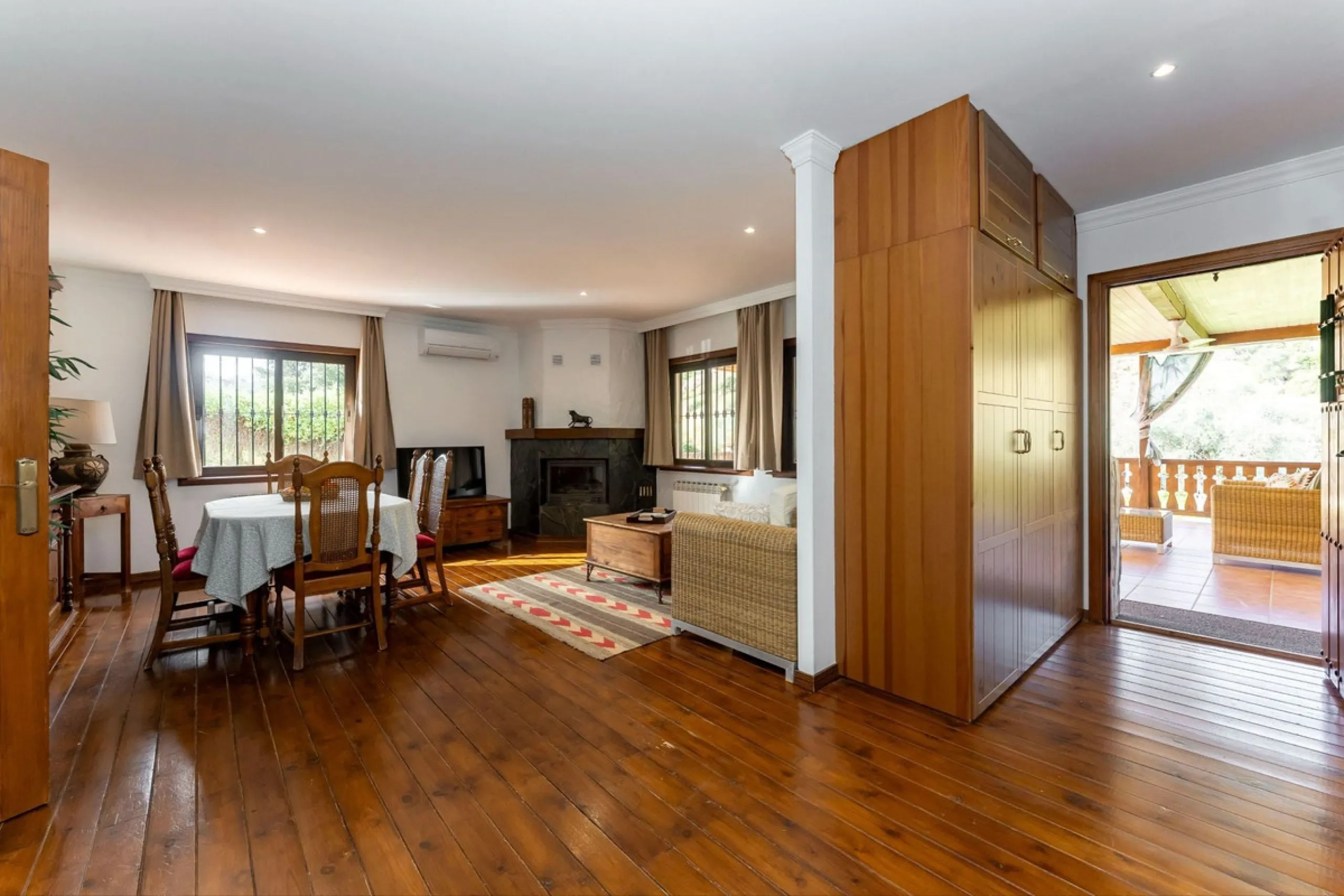 Set in a peaceful and natural environment in the countryside of Monda, this detached single-storey country home offers privacy, space, and authentic rural living, all with good access and town water. The property sits on a generous rustic plot of approx. 