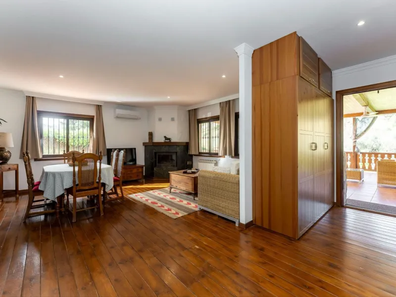 Set in a peaceful and natural environment in the countryside of Monda, this detached single-storey country home offers privacy, space, and authentic rural living, all with good access and town water. The property sits on a generous rustic plot of approx. 