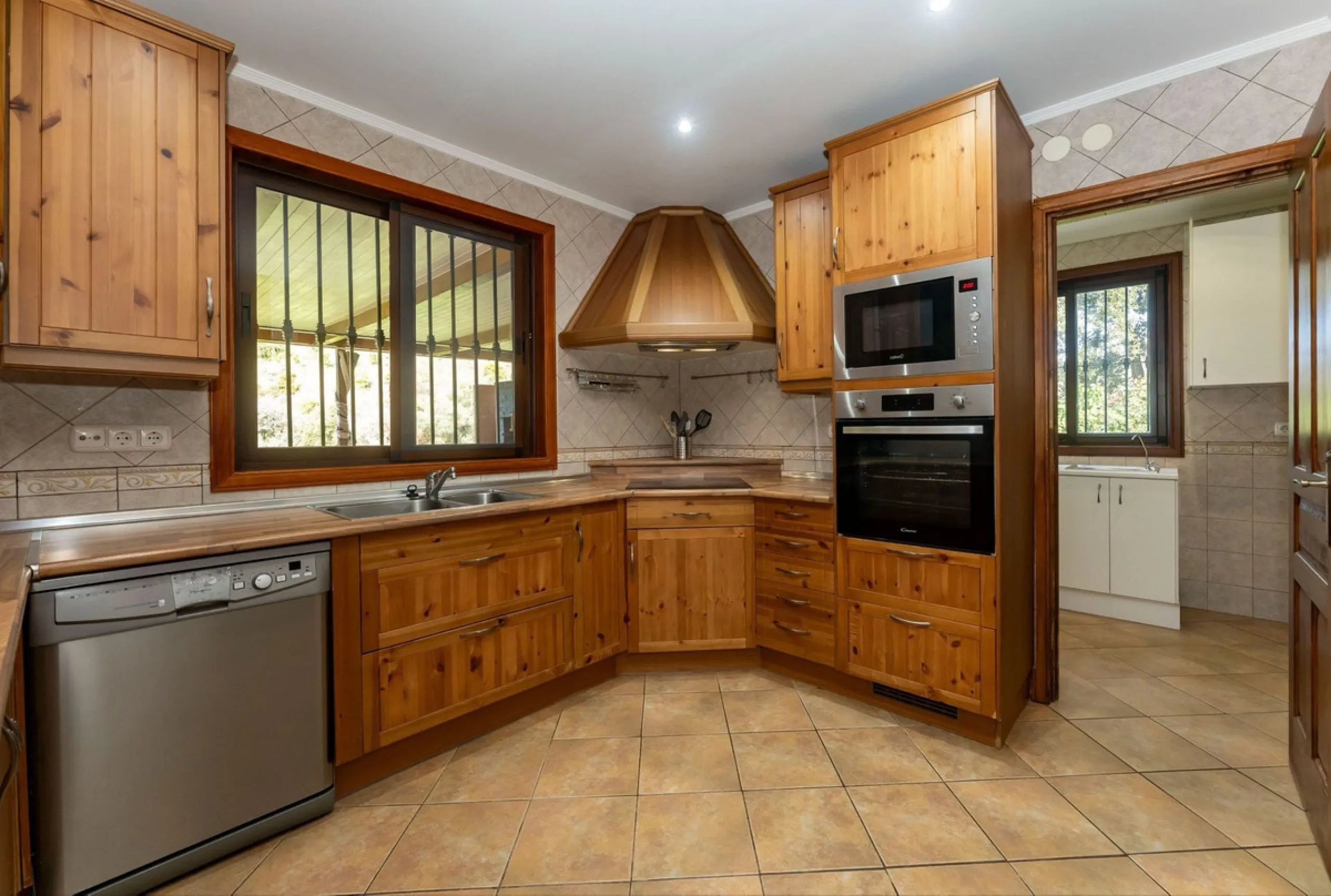 Set in a peaceful and natural environment in the countryside of Monda, this detached single-storey country home offers privacy, space, and authentic rural living, all with good access and town water. The property sits on a generous rustic plot of approx. 