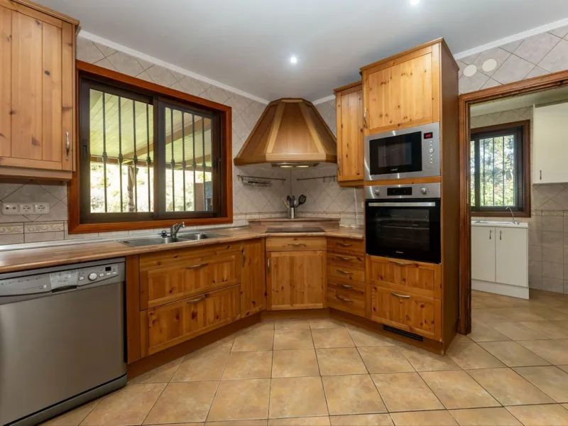 Set in a peaceful and natural environment in the countryside of Monda, this detached single-storey country home offers privacy, space, and authentic rural living, all with good access and town water. The property sits on a generous rustic plot of approx. 