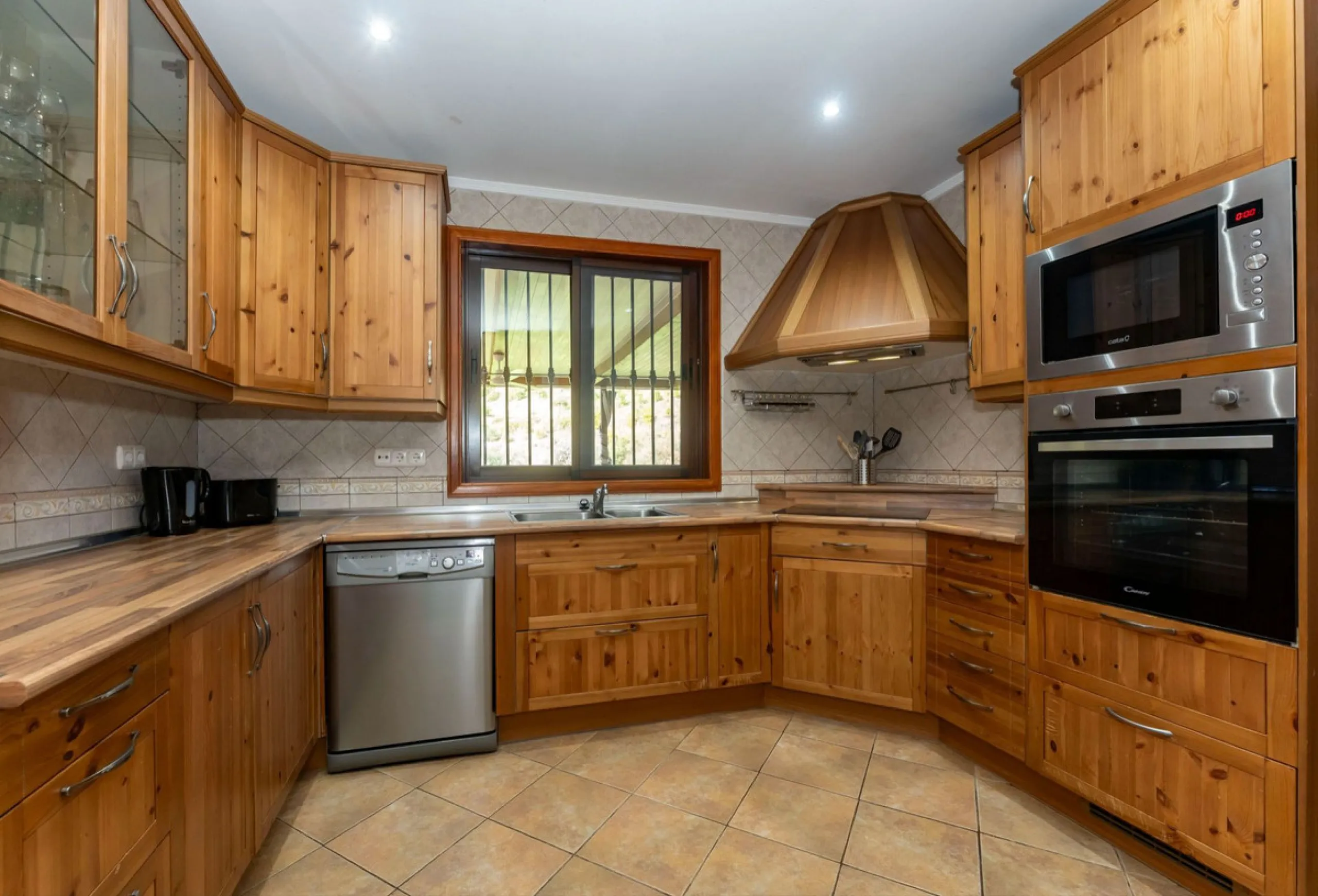 Set in a peaceful and natural environment in the countryside of Monda, this detached single-storey country home offers privacy, space, and authentic rural living, all with good access and town water. The property sits on a generous rustic plot of approx. 