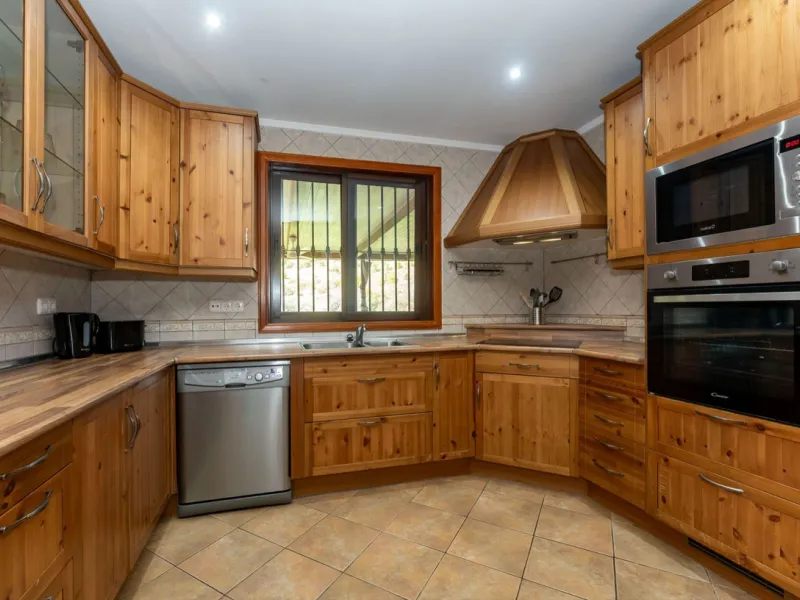 Set in a peaceful and natural environment in the countryside of Monda, this detached single-storey country home offers privacy, space, and authentic rural living, all with good access and town water. The property sits on a generous rustic plot of approx. 