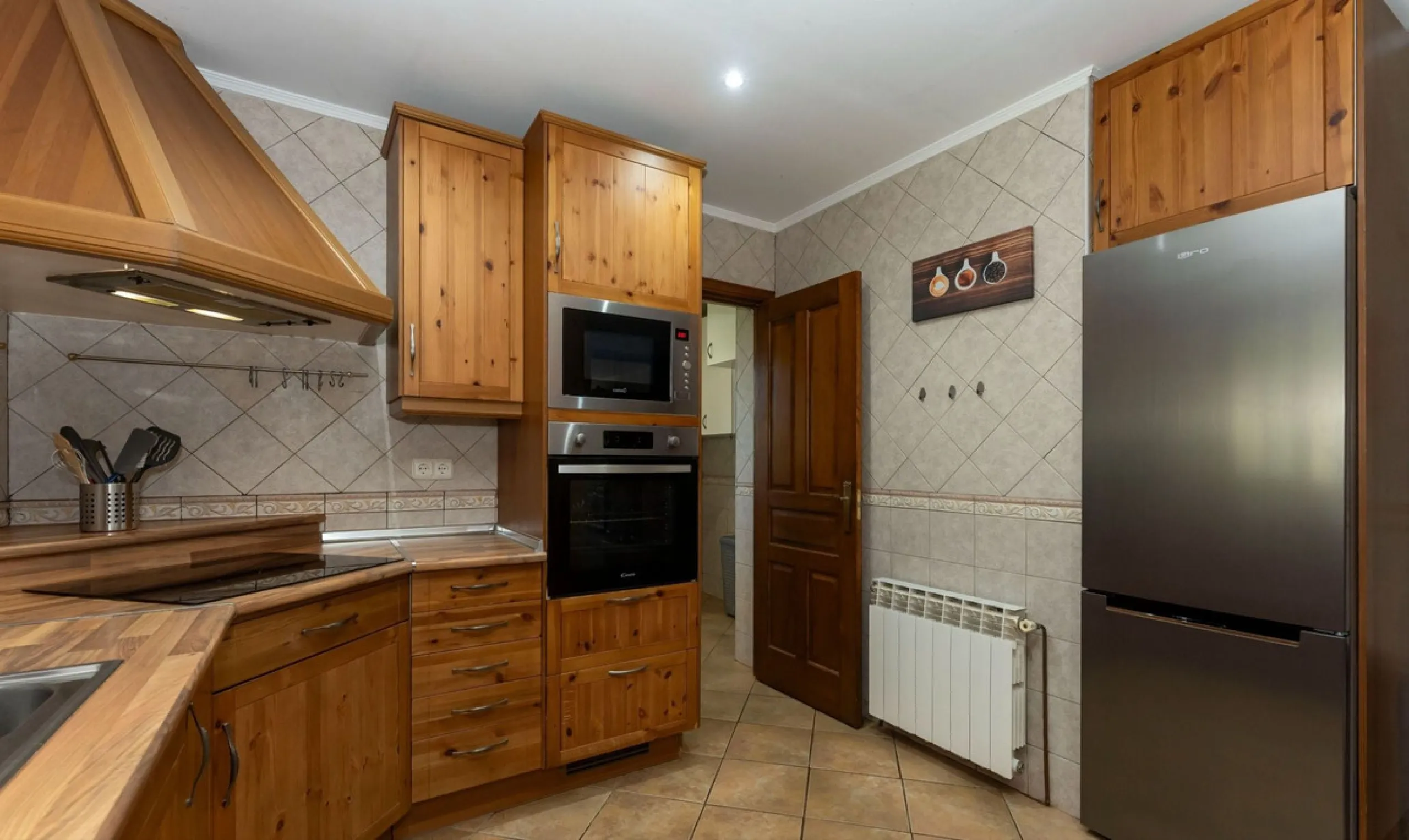 Set in a peaceful and natural environment in the countryside of Monda, this detached single-storey country home offers privacy, space, and authentic rural living, all with good access and town water. The property sits on a generous rustic plot of approx. 