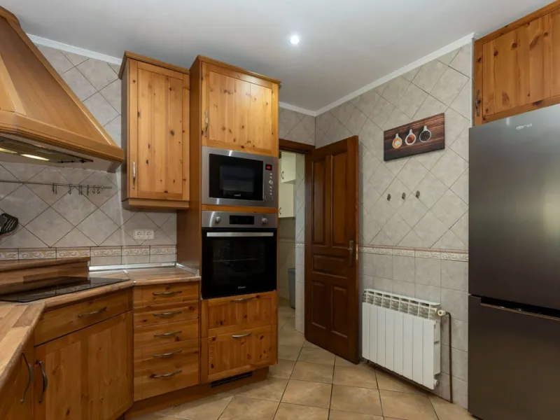 Set in a peaceful and natural environment in the countryside of Monda, this detached single-storey country home offers privacy, space, and authentic rural living, all with good access and town water. The property sits on a generous rustic plot of approx. 