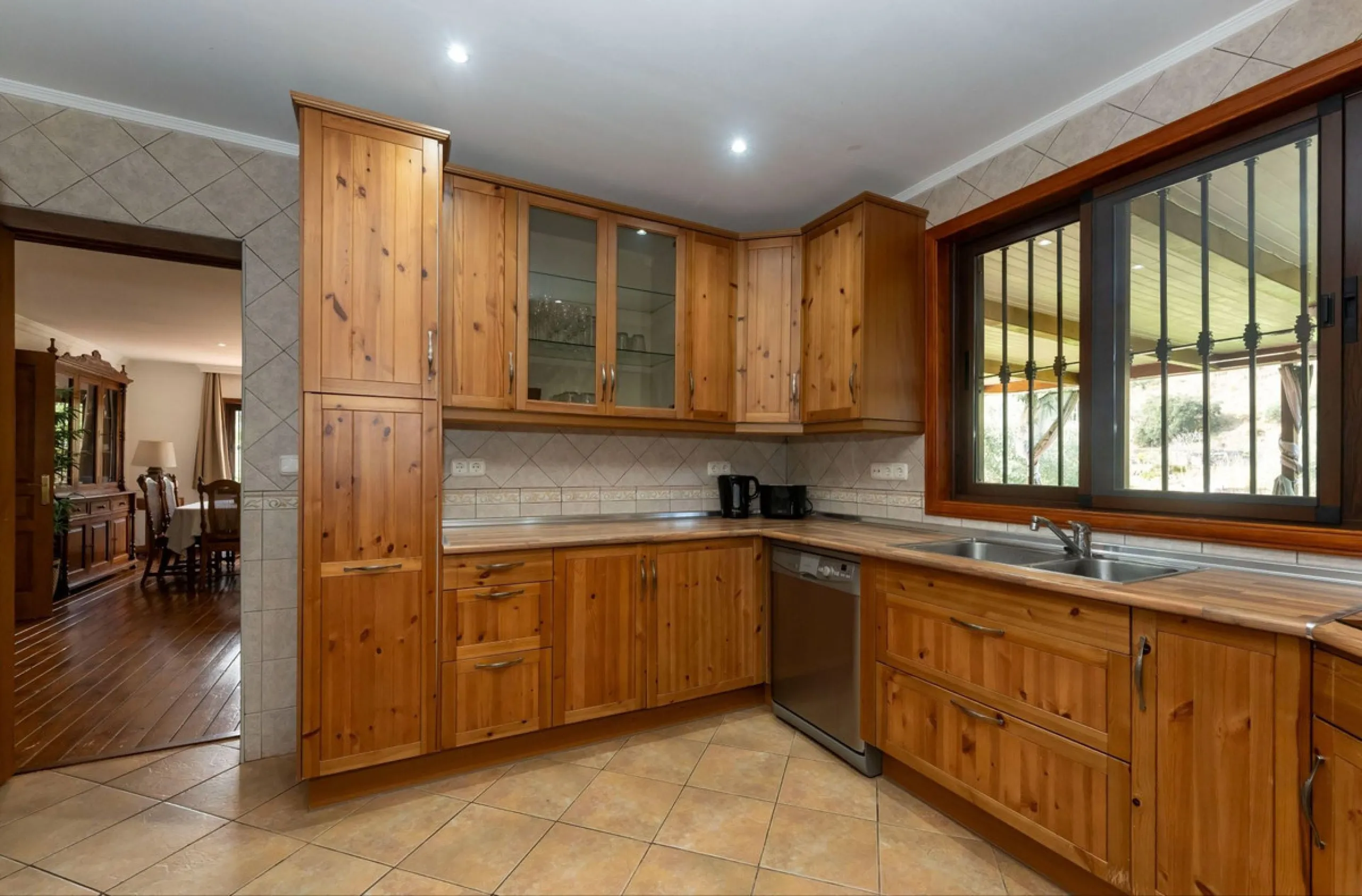 Set in a peaceful and natural environment in the countryside of Monda, this detached single-storey country home offers privacy, space, and authentic rural living, all with good access and town water. The property sits on a generous rustic plot of approx. 