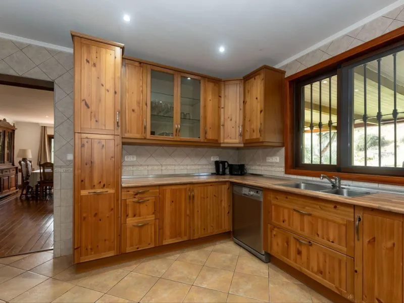 Set in a peaceful and natural environment in the countryside of Monda, this detached single-storey country home offers privacy, space, and authentic rural living, all with good access and town water. The property sits on a generous rustic plot of approx. 