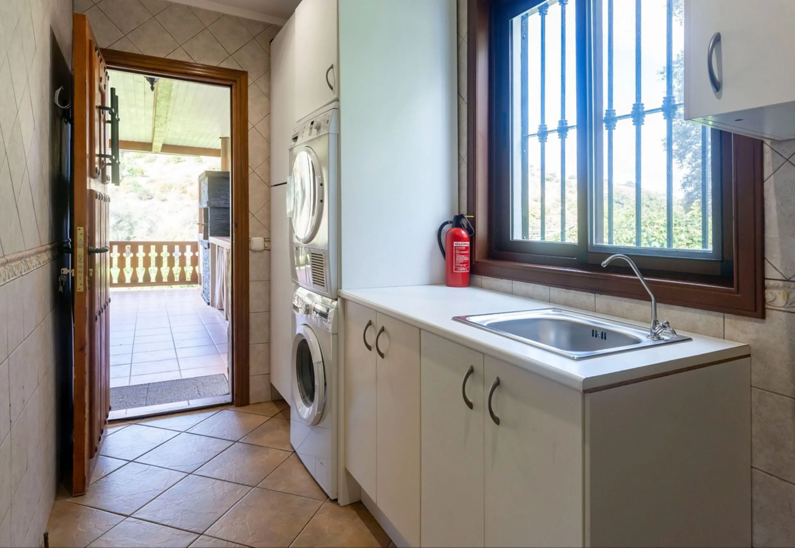 Set in a peaceful and natural environment in the countryside of Monda, this detached single-storey country home offers privacy, space, and authentic rural living, all with good access and town water. The property sits on a generous rustic plot of approx. 