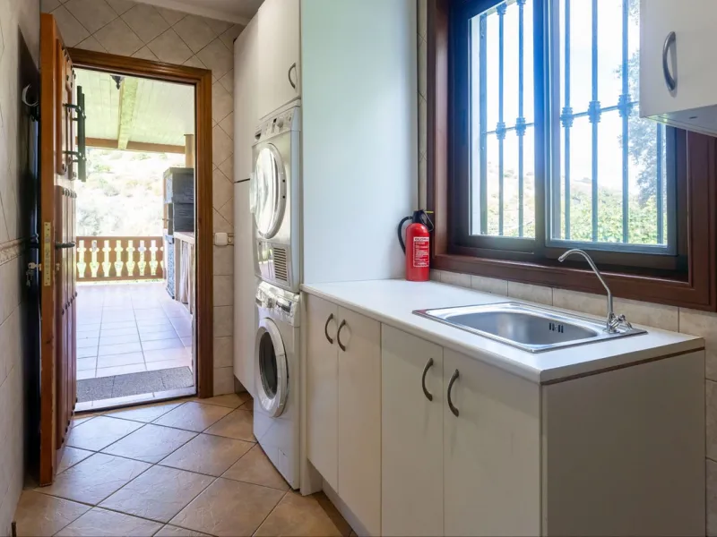 Set in a peaceful and natural environment in the countryside of Monda, this detached single-storey country home offers privacy, space, and authentic rural living, all with good access and town water. The property sits on a generous rustic plot of approx. 