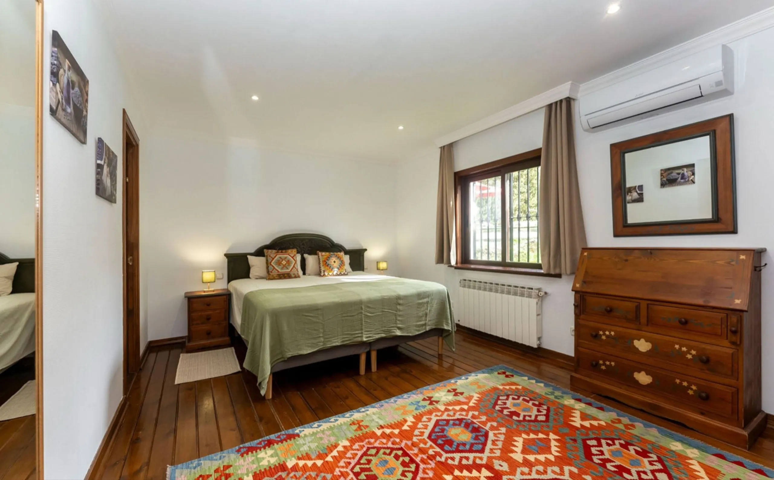 Set in a peaceful and natural environment in the countryside of Monda, this detached single-storey country home offers privacy, space, and authentic rural living, all with good access and town water. The property sits on a generous rustic plot of approx. 