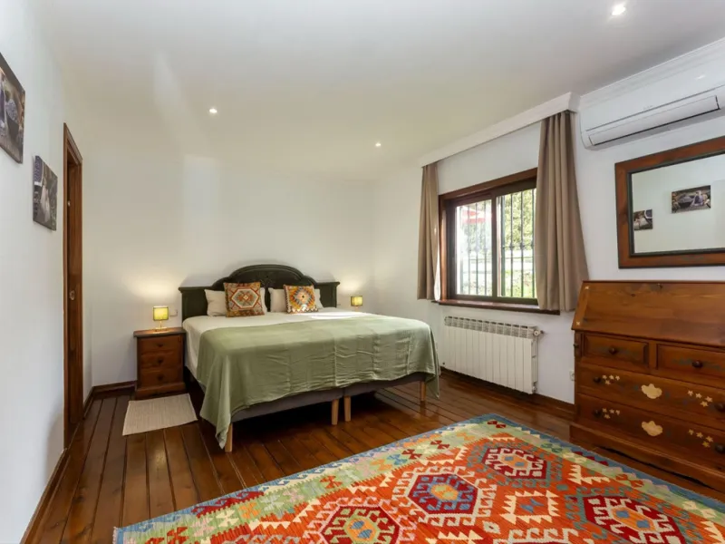 Set in a peaceful and natural environment in the countryside of Monda, this detached single-storey country home offers privacy, space, and authentic rural living, all with good access and town water. The property sits on a generous rustic plot of approx. 