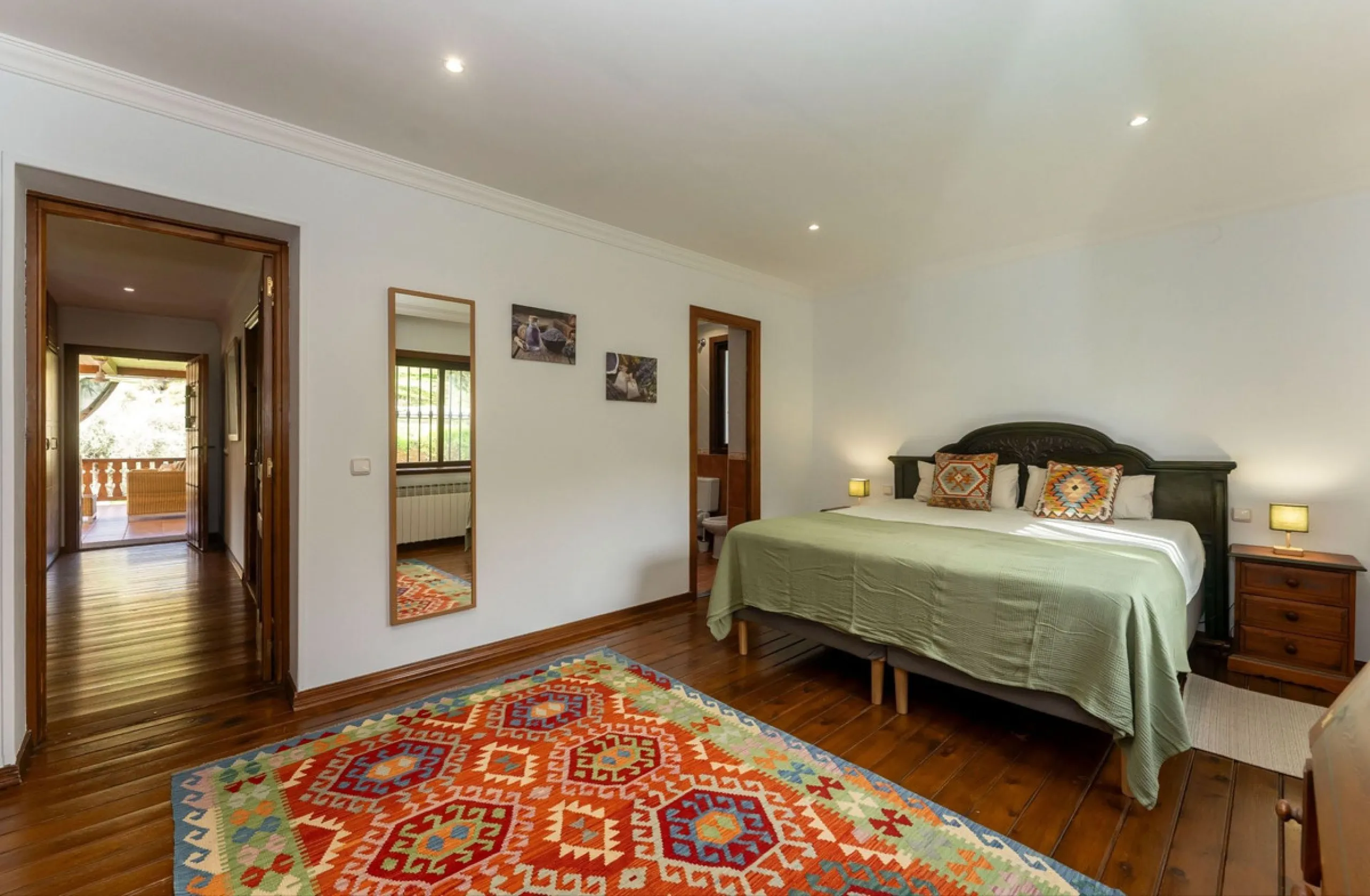 Set in a peaceful and natural environment in the countryside of Monda, this detached single-storey country home offers privacy, space, and authentic rural living, all with good access and town water. The property sits on a generous rustic plot of approx. 