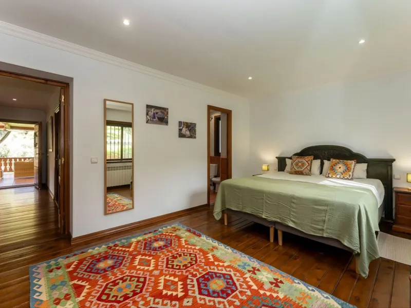 Set in a peaceful and natural environment in the countryside of Monda, this detached single-storey country home offers privacy, space, and authentic rural living, all with good access and town water. The property sits on a generous rustic plot of approx. 