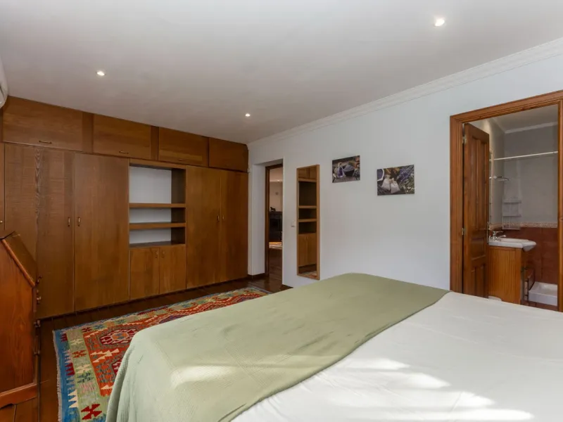 Set in a peaceful and natural environment in the countryside of Monda, this detached single-storey country home offers privacy, space, and authentic rural living, all with good access and town water. The property sits on a generous rustic plot of approx. 