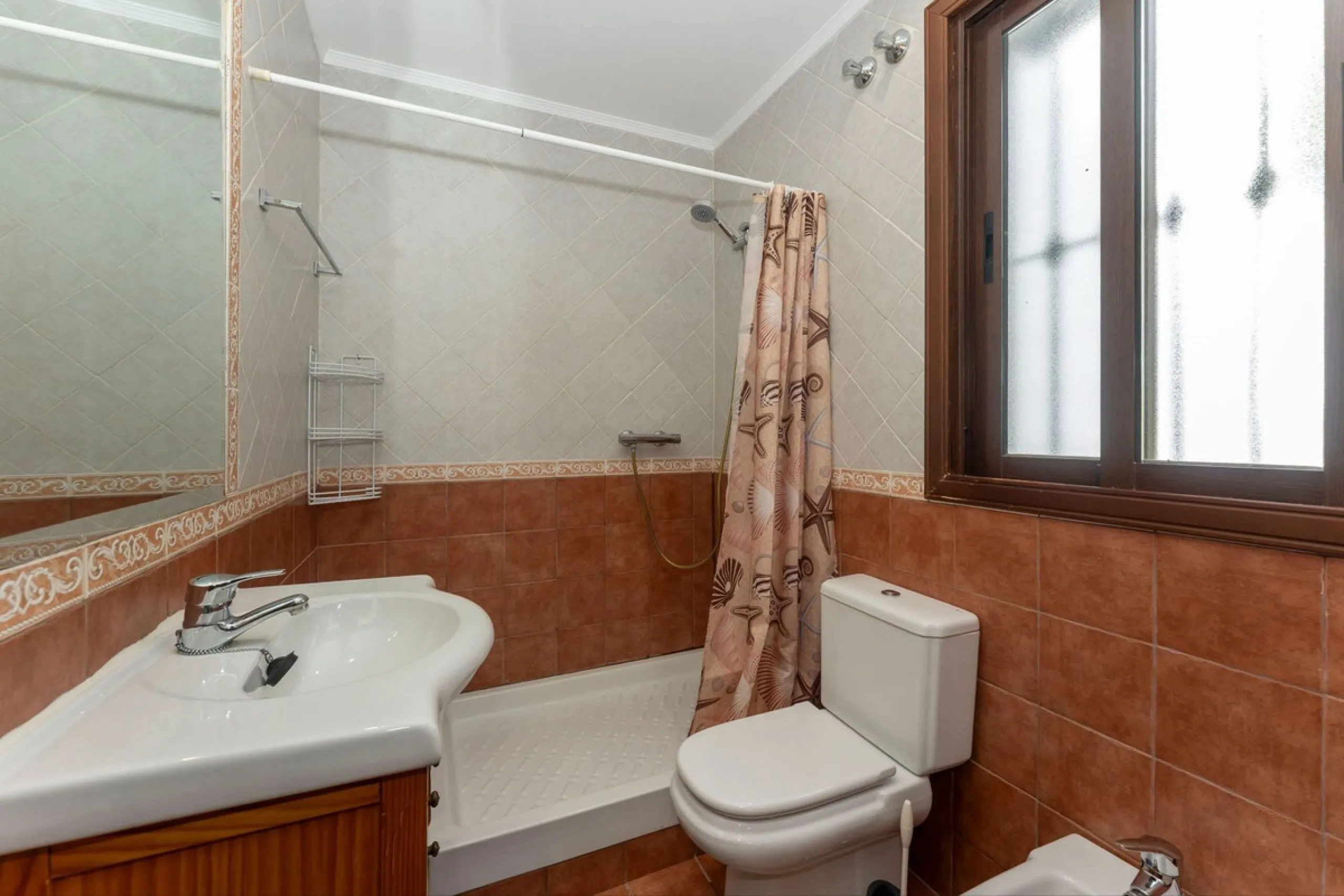 Set in a peaceful and natural environment in the countryside of Monda, this detached single-storey country home offers privacy, space, and authentic rural living, all with good access and town water. The property sits on a generous rustic plot of approx. 