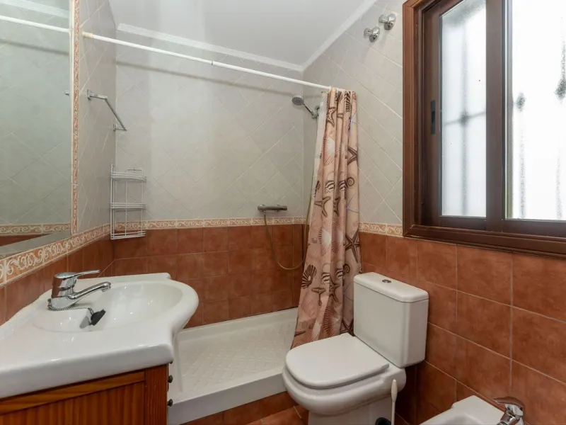 Set in a peaceful and natural environment in the countryside of Monda, this detached single-storey country home offers privacy, space, and authentic rural living, all with good access and town water. The property sits on a generous rustic plot of approx. 