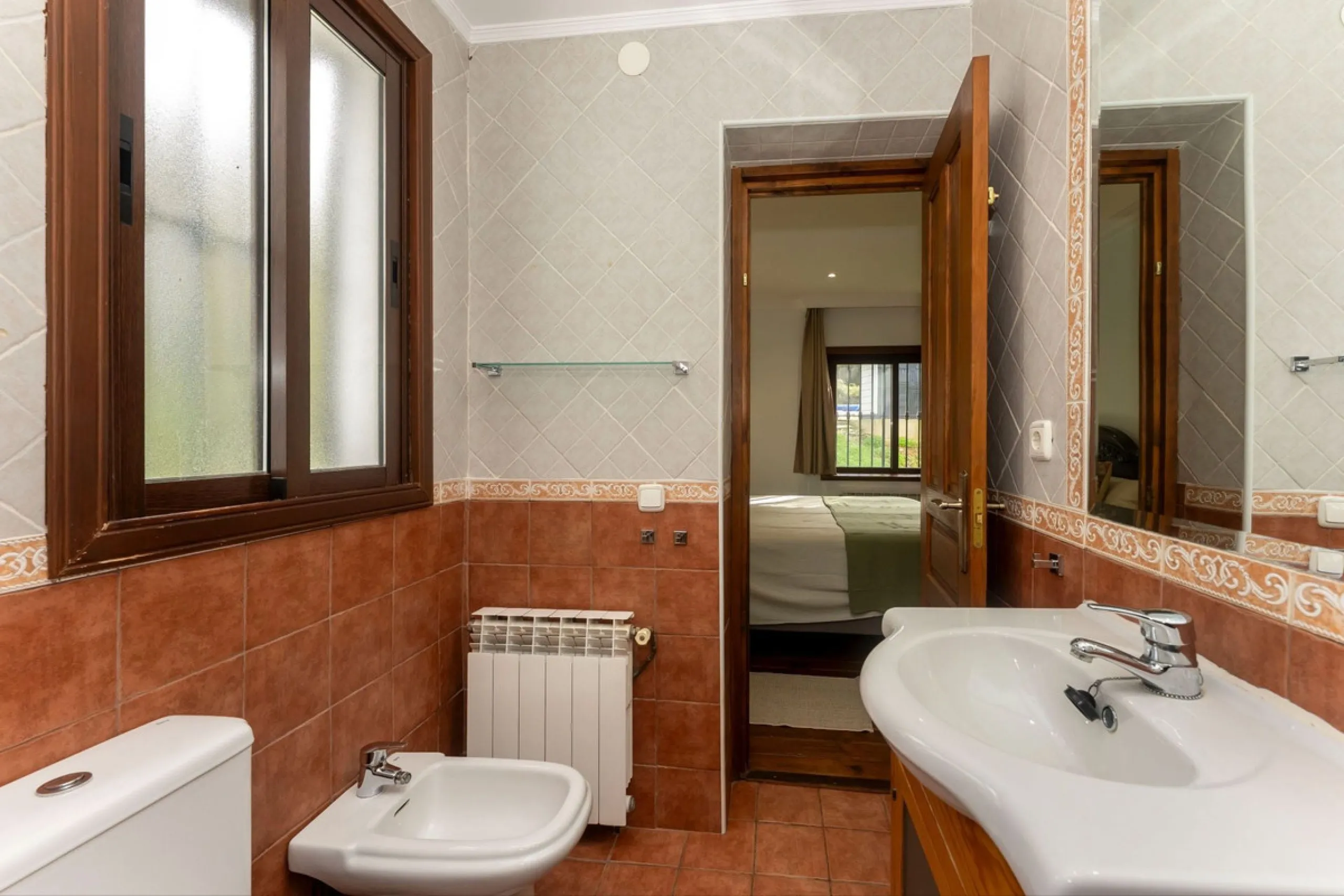 Set in a peaceful and natural environment in the countryside of Monda, this detached single-storey country home offers privacy, space, and authentic rural living, all with good access and town water. The property sits on a generous rustic plot of approx. 