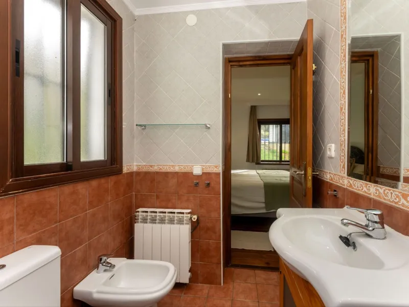 Set in a peaceful and natural environment in the countryside of Monda, this detached single-storey country home offers privacy, space, and authentic rural living, all with good access and town water. The property sits on a generous rustic plot of approx. 