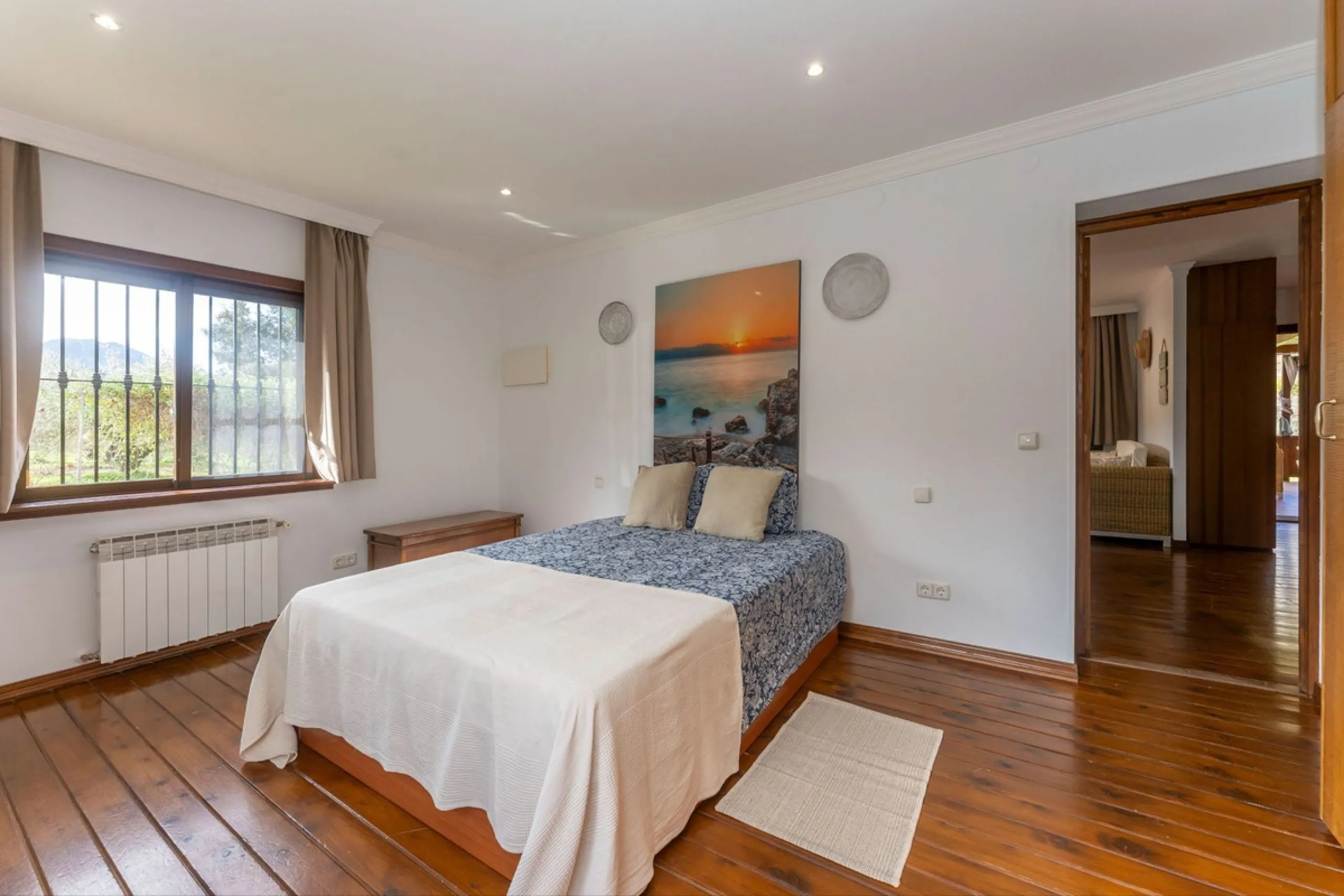 Set in a peaceful and natural environment in the countryside of Monda, this detached single-storey country home offers privacy, space, and authentic rural living, all with good access and town water. The property sits on a generous rustic plot of approx. 