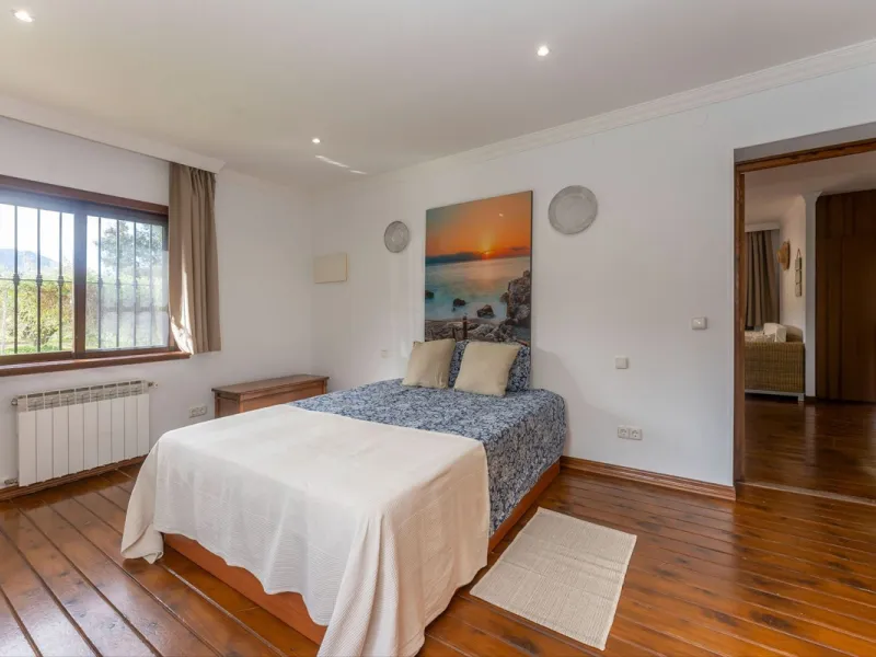 Set in a peaceful and natural environment in the countryside of Monda, this detached single-storey country home offers privacy, space, and authentic rural living, all with good access and town water. The property sits on a generous rustic plot of approx. 