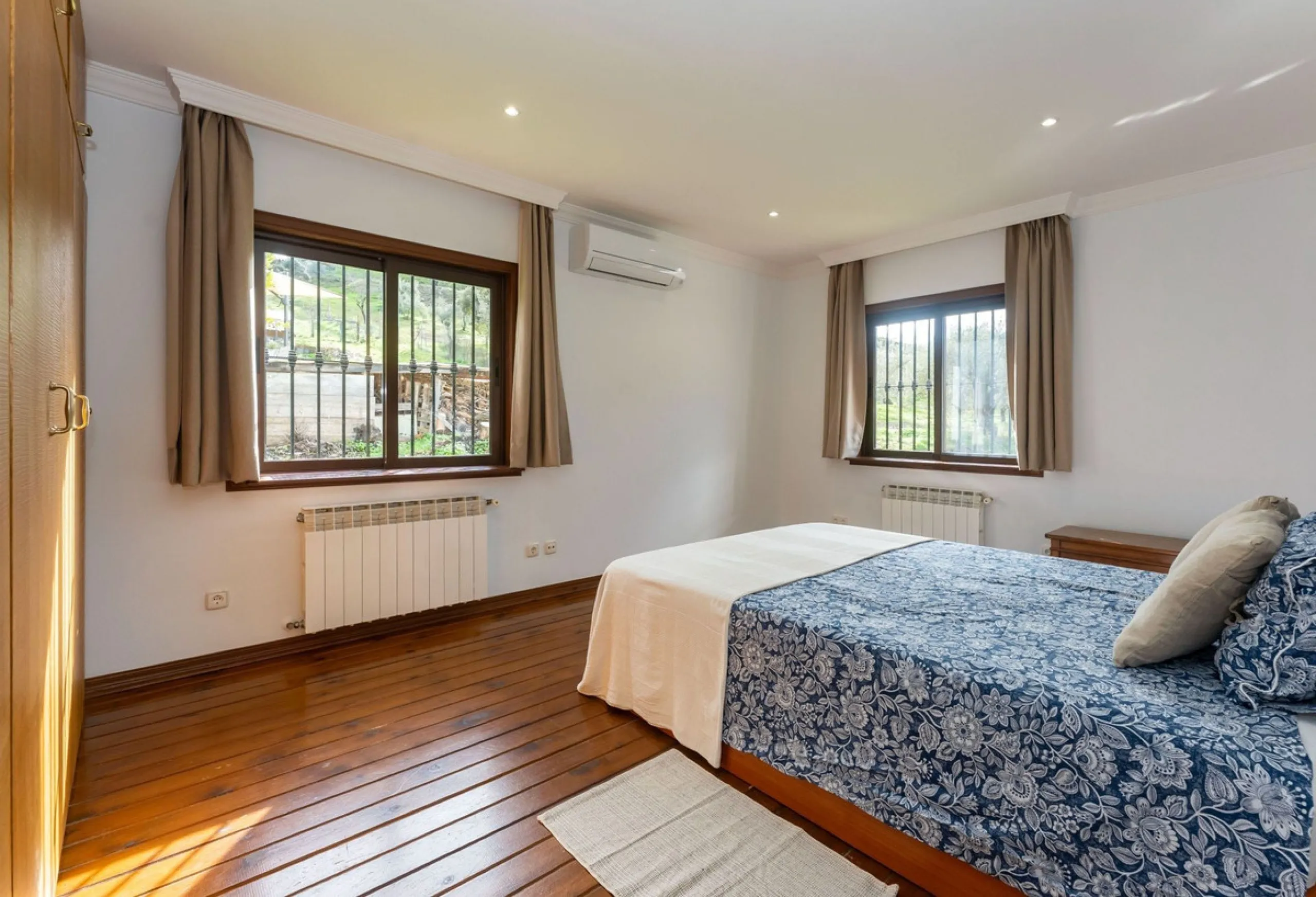 Set in a peaceful and natural environment in the countryside of Monda, this detached single-storey country home offers privacy, space, and authentic rural living, all with good access and town water. The property sits on a generous rustic plot of approx. 