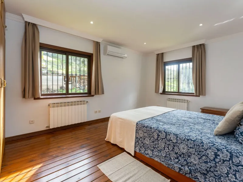 Set in a peaceful and natural environment in the countryside of Monda, this detached single-storey country home offers privacy, space, and authentic rural living, all with good access and town water. The property sits on a generous rustic plot of approx. 