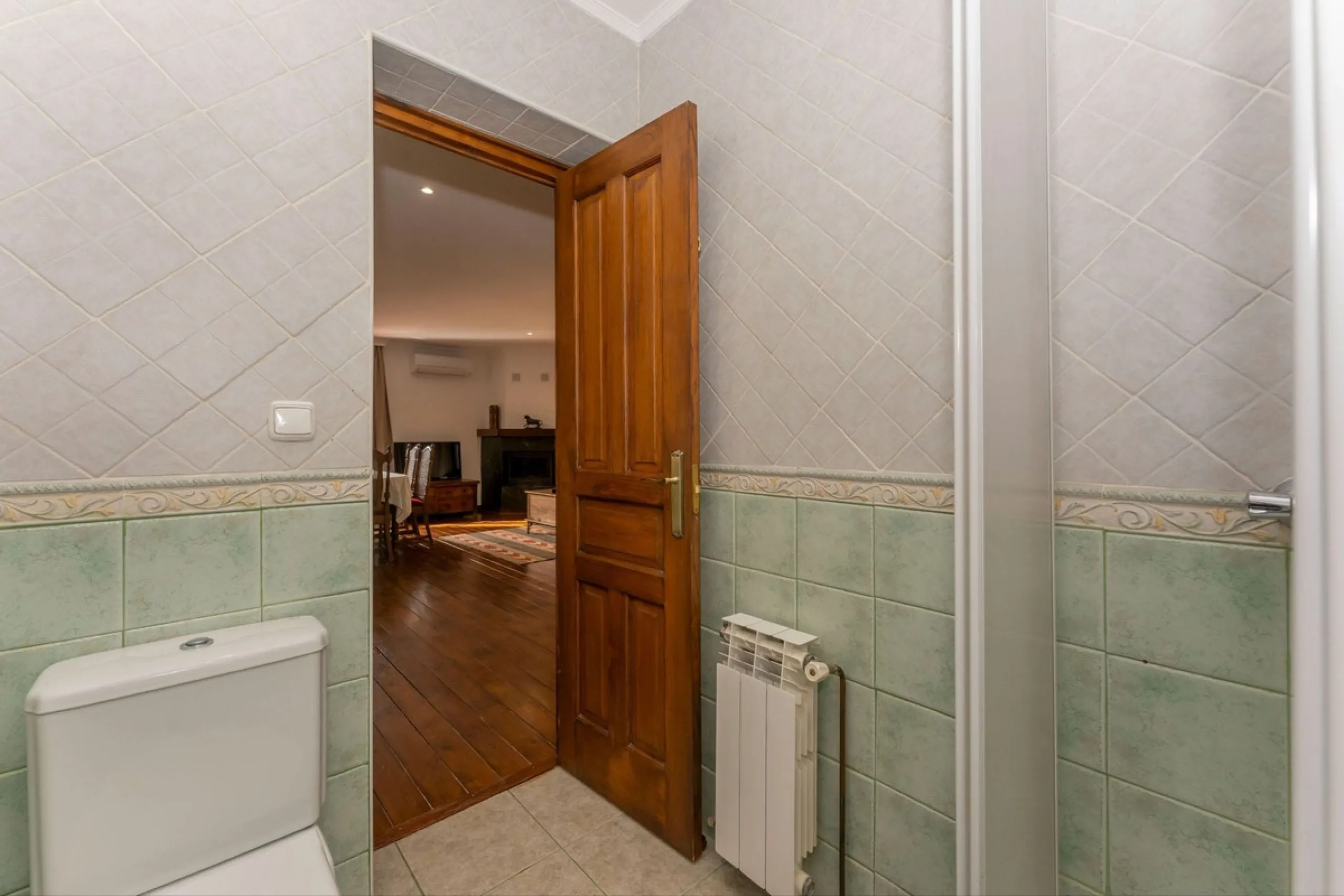 Set in a peaceful and natural environment in the countryside of Monda, this detached single-storey country home offers privacy, space, and authentic rural living, all with good access and town water. The property sits on a generous rustic plot of approx. 