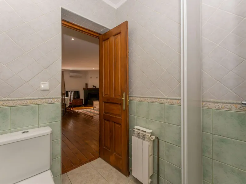Set in a peaceful and natural environment in the countryside of Monda, this detached single-storey country home offers privacy, space, and authentic rural living, all with good access and town water. The property sits on a generous rustic plot of approx. 
