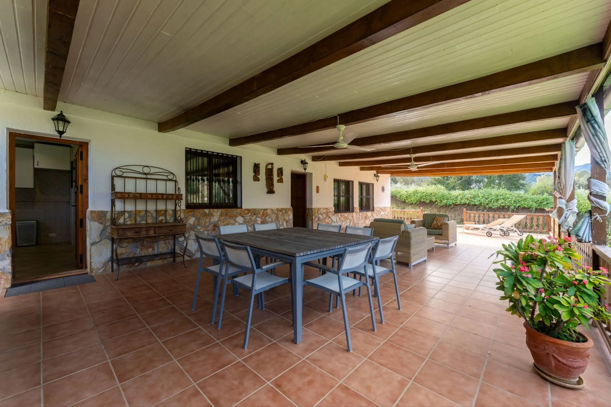 Set in a peaceful and natural environment in the countryside of Monda, this detached single-storey country home offers privacy, space, and authentic rural living, all with good access and town water. The property sits on a generous rustic plot of approx. 