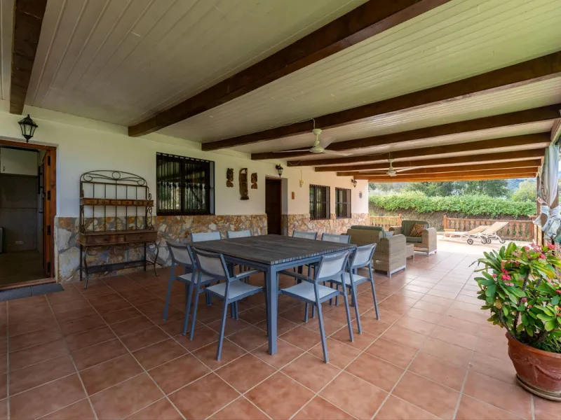 Set in a peaceful and natural environment in the countryside of Monda, this detached single-storey country home offers privacy, space, and authentic rural living, all with good access and town water. The property sits on a generous rustic plot of approx. 
