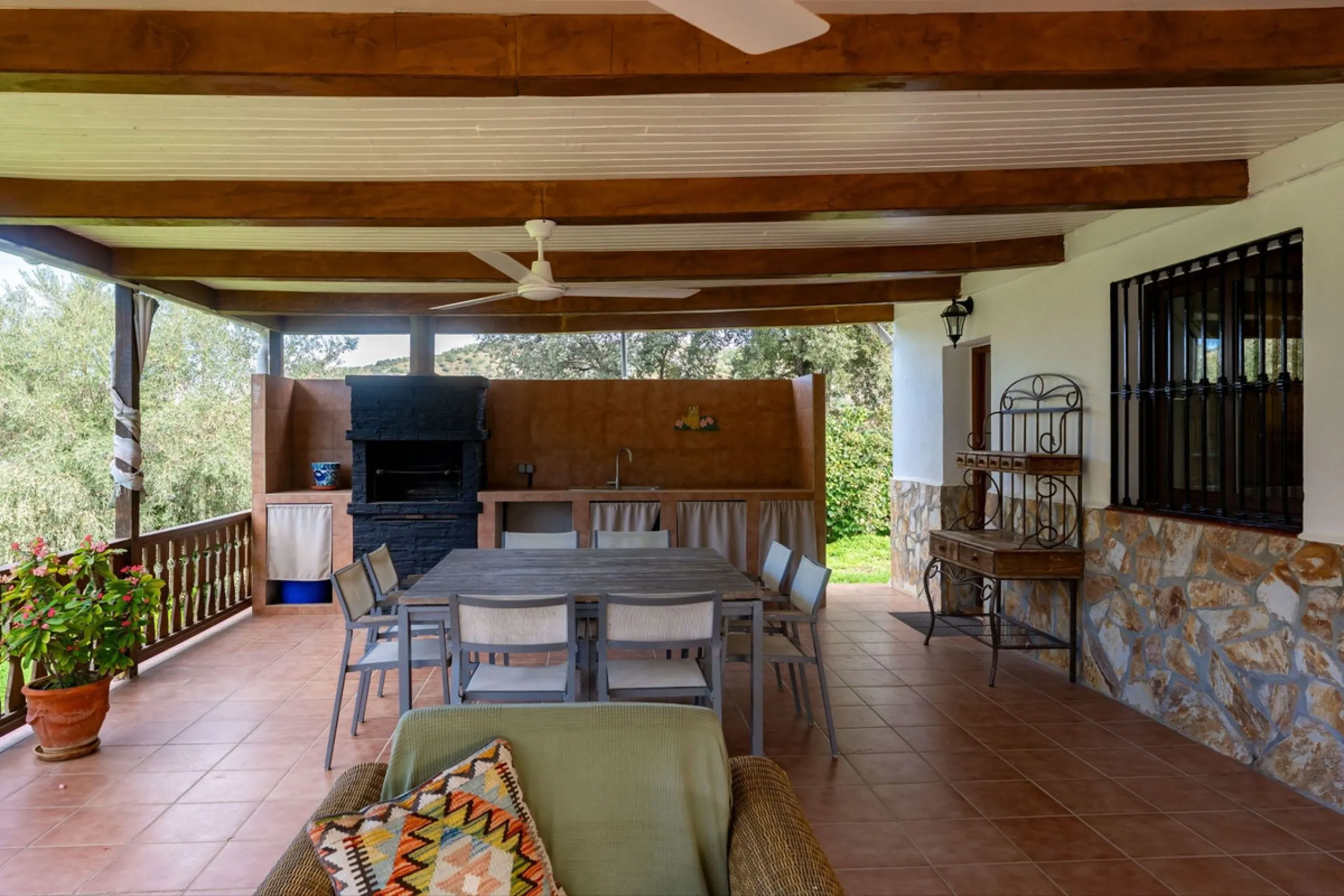 Set in a peaceful and natural environment in the countryside of Monda, this detached single-storey country home offers privacy, space, and authentic rural living, all with good access and town water. The property sits on a generous rustic plot of approx. 