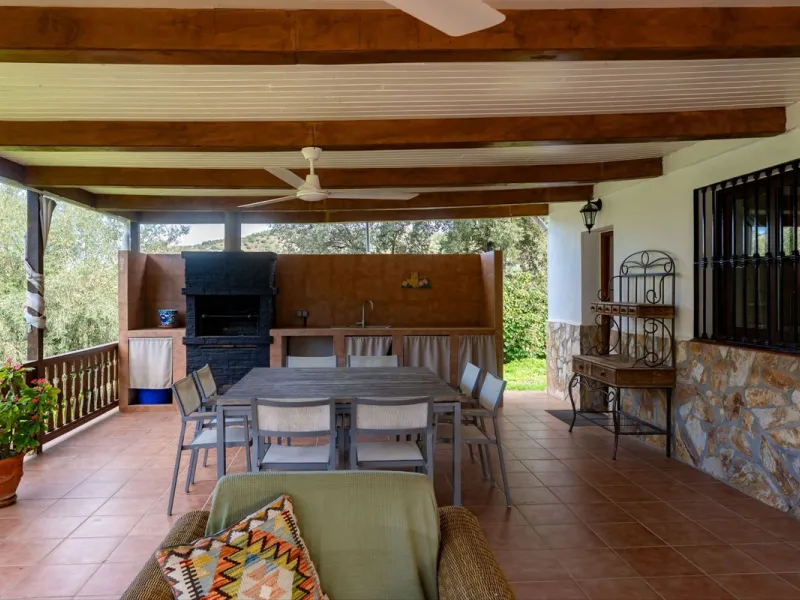 Set in a peaceful and natural environment in the countryside of Monda, this detached single-storey country home offers privacy, space, and authentic rural living, all with good access and town water. The property sits on a generous rustic plot of approx. 