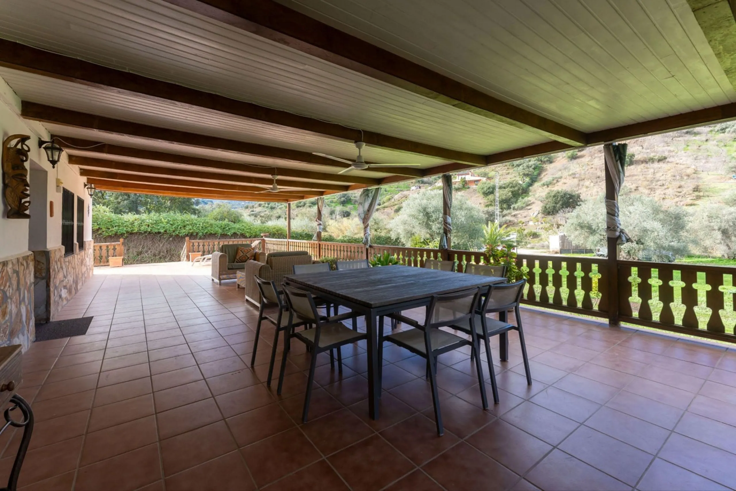 Set in a peaceful and natural environment in the countryside of Monda, this detached single-storey country home offers privacy, space, and authentic rural living, all with good access and town water. The property sits on a generous rustic plot of approx. 