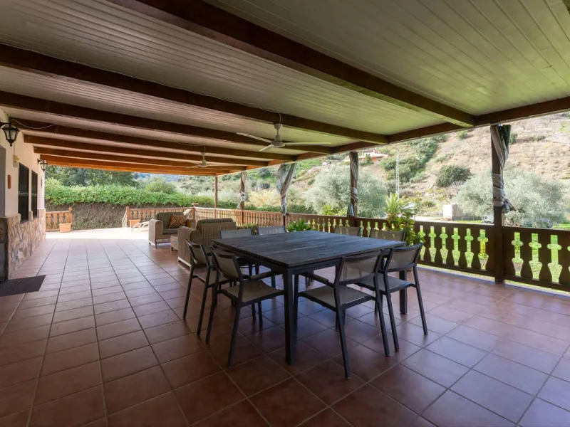 Set in a peaceful and natural environment in the countryside of Monda, this detached single-storey country home offers privacy, space, and authentic rural living, all with good access and town water. The property sits on a generous rustic plot of approx. 