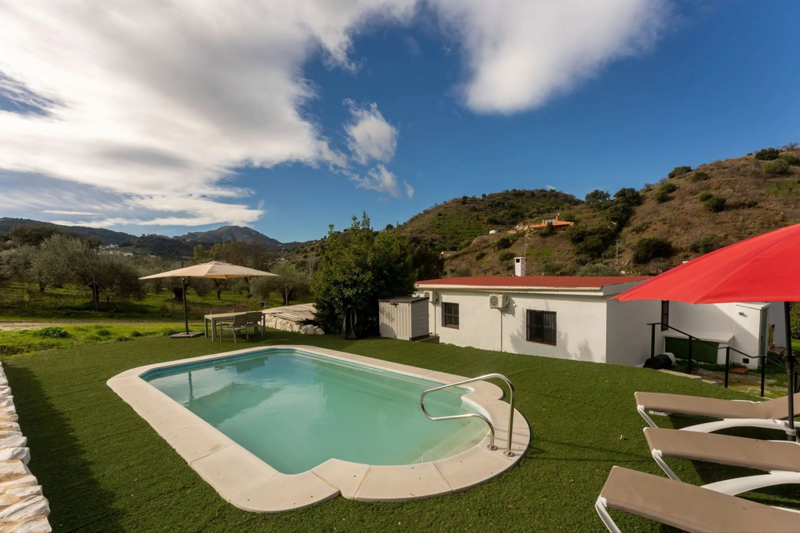 Set in a peaceful and natural environment in the countryside of Monda, this detached single-storey country home offers privacy, space, and authentic rural living, all with good access and town water. The property sits on a generous rustic plot of approx. 