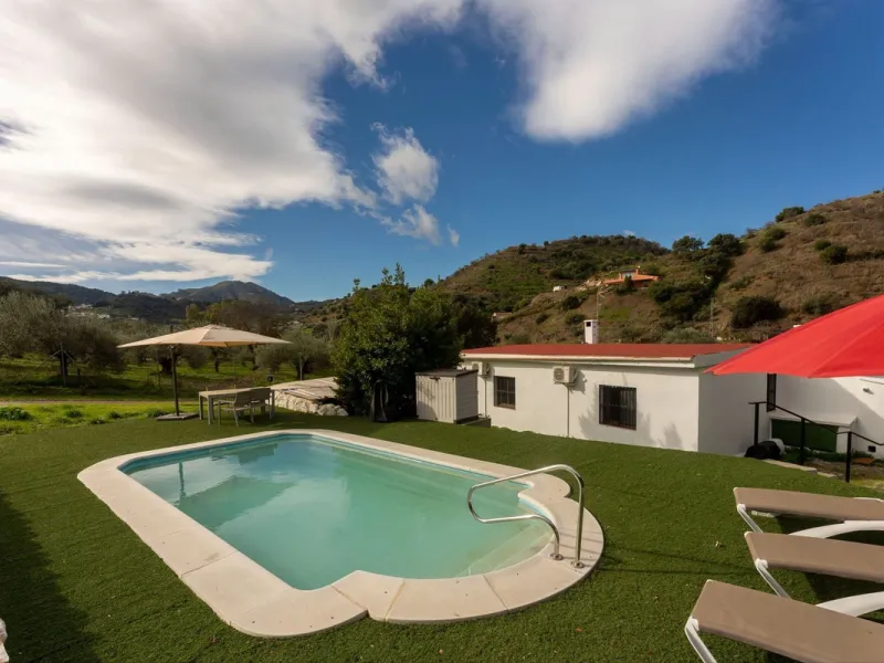 Set in a peaceful and natural environment in the countryside of Monda, this detached single-storey country home offers privacy, space, and authentic rural living, all with good access and town water. The property sits on a generous rustic plot of approx. 