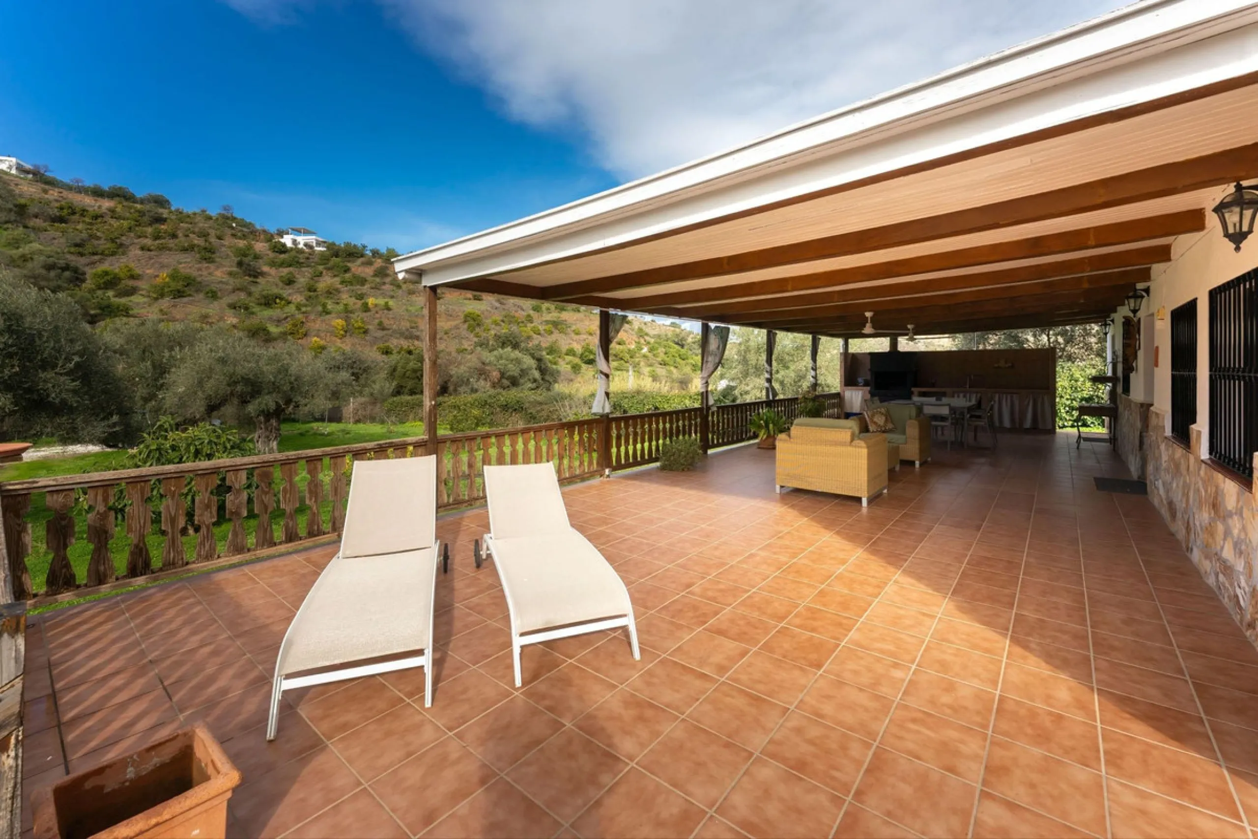 Set in a peaceful and natural environment in the countryside of Monda, this detached single-storey country home offers privacy, space, and authentic rural living, all with good access and town water. The property sits on a generous rustic plot of approx. 