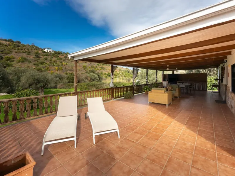 Set in a peaceful and natural environment in the countryside of Monda, this detached single-storey country home offers privacy, space, and authentic rural living, all with good access and town water. The property sits on a generous rustic plot of approx. 