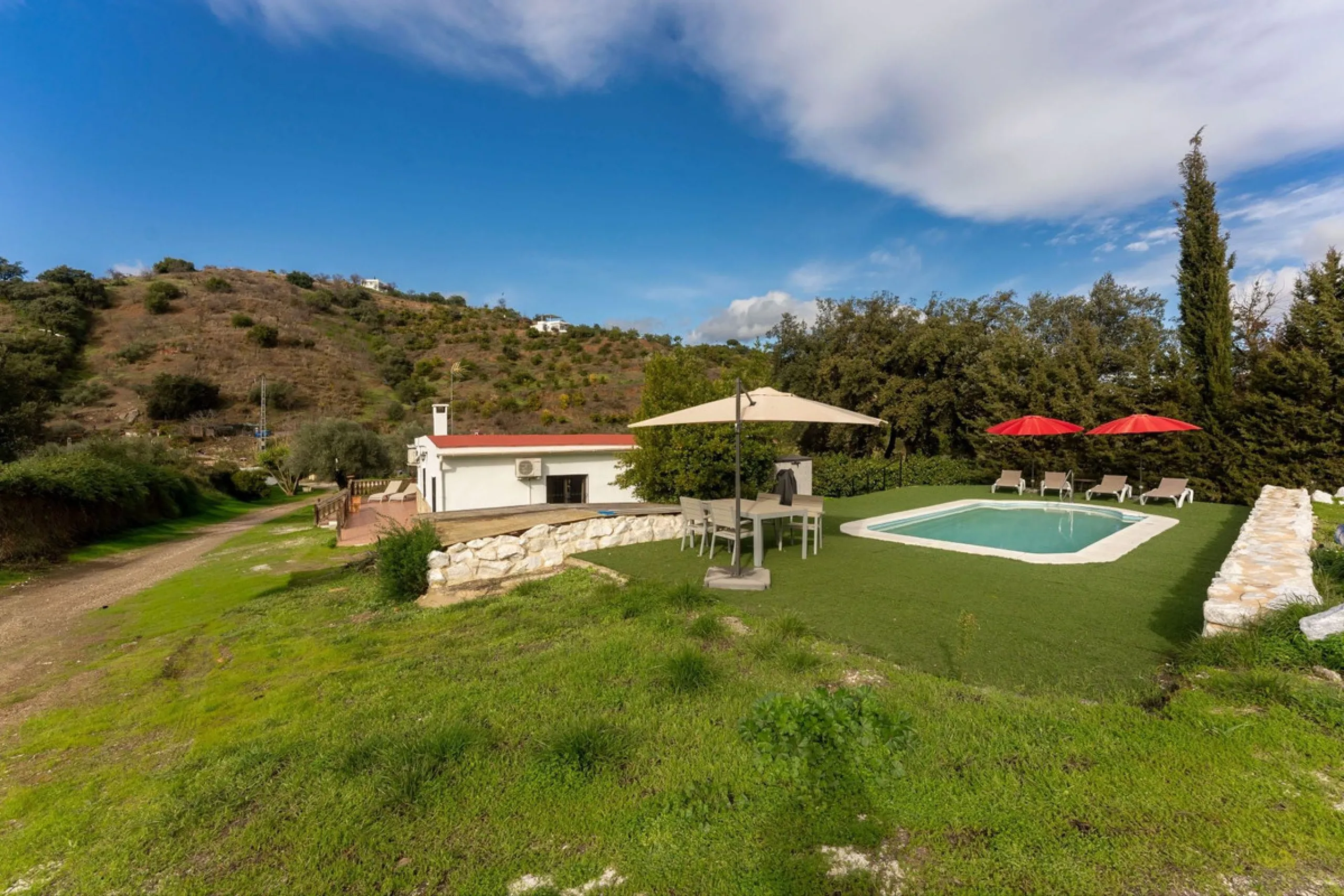 Set in a peaceful and natural environment in the countryside of Monda, this detached single-storey country home offers privacy, space, and authentic rural living, all with good access and town water. The property sits on a generous rustic plot of approx. 