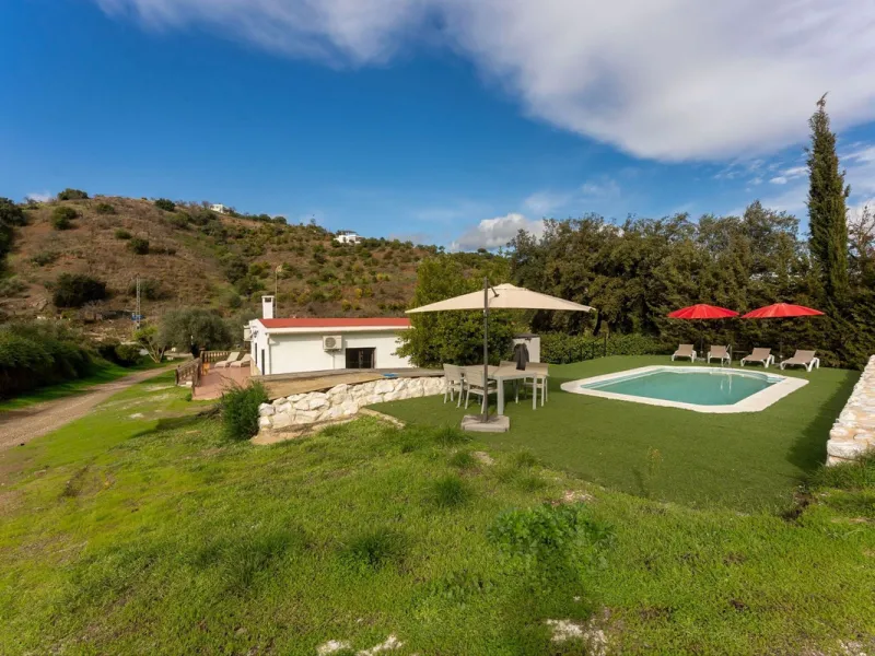 Set in a peaceful and natural environment in the countryside of Monda, this detached single-storey country home offers privacy, space, and authentic rural living, all with good access and town water. The property sits on a generous rustic plot of approx. 