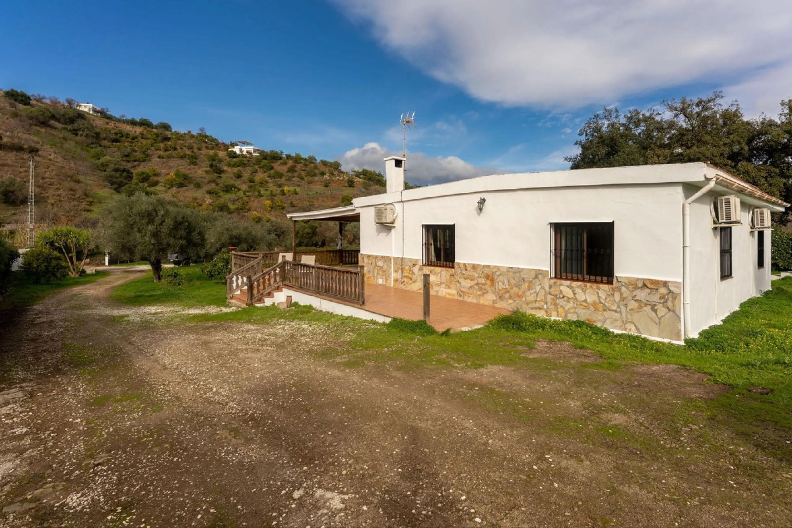 Set in a peaceful and natural environment in the countryside of Monda, this detached single-storey country home offers privacy, space, and authentic rural living, all with good access and town water. The property sits on a generous rustic plot of approx. 