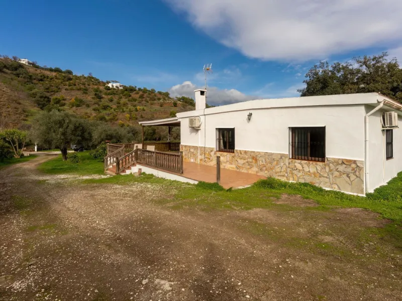 Set in a peaceful and natural environment in the countryside of Monda, this detached single-storey country home offers privacy, space, and authentic rural living, all with good access and town water. The property sits on a generous rustic plot of approx. 